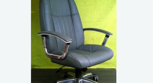 Перетяжка офисного кресла кожей. Саянск